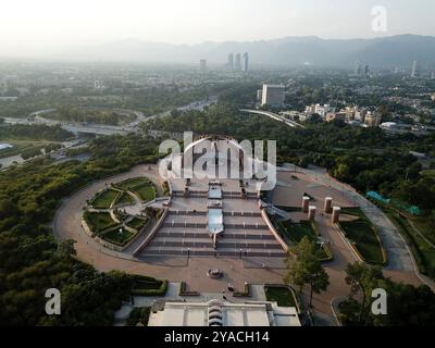 (241013) -- ISLAMABAD, 13 ottobre 2024 (Xinhua) -- una foto aerea scattata l'8 ottobre 2024 mostra il monumento del Pakistan a Islamabad, capitale del Pakistan. Islamabad si trova tra la collina di Margalla e il lago Rawal sull'altopiano del Potwar. Benedetta da un clima accogliente e da uno splendido paesaggio, è soprannominata la "città dei giardini". (Xinhua/Ahmad Kamal) Foto Stock