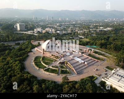 (241013) -- ISLAMABAD, 13 ottobre 2024 (Xinhua) -- una foto aerea scattata l'8 ottobre 2024 mostra il monumento del Pakistan a Islamabad, capitale del Pakistan. Islamabad si trova tra la collina di Margalla e il lago Rawal sull'altopiano del Potwar. Benedetta da un clima accogliente e da uno splendido paesaggio, è soprannominata la "città dei giardini". (Xinhua/Ahmad Kamal) Foto Stock