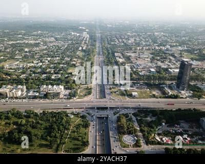 (241013) -- ISLAMABAD, 13 ottobre 2024 (Xinhua) -- una foto aerea scattata l'8 ottobre 2024 mostra una vista della città di Islamabad, capitale del Pakistan. Islamabad si trova tra la collina di Margalla e il lago Rawal sull'altopiano del Potwar. Benedetta da un clima accogliente e da uno splendido paesaggio, è soprannominata la "città dei giardini". (Xinhua/Ahmad Kamal) Foto Stock