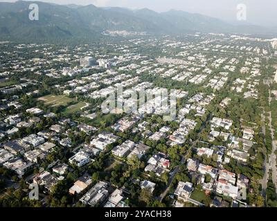 (241013) -- ISLAMABAD, 13 ottobre 2024 (Xinhua) -- una foto aerea scattata l'8 ottobre 2024 mostra una vista della città di Islamabad, capitale del Pakistan. Islamabad si trova tra la collina di Margalla e il lago Rawal sull'altopiano del Potwar. Benedetta da un clima accogliente e da uno splendido paesaggio, è soprannominata la "città dei giardini". (Xinhua/Ahmad Kamal) Foto Stock