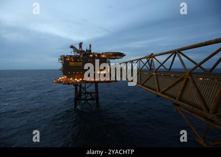 Piattaforma petrolifera di mare del Nord di notte Foto Stock