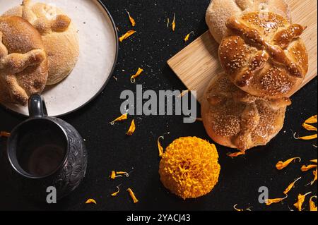 Pan de Muerto. Tipico pane dolce messicano che viene consumato nella stagione del giorno dei morti. È un elemento principale negli altari e nelle offerte in Foto Stock