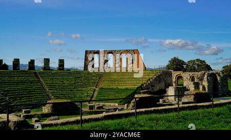 Il teatro si trova nel comune di Gubbio, nell'area archeologica di ​​Guastuglia, corrispondente al grande quartiere tardo-repubblicano Foto Stock