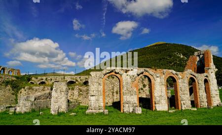 Il teatro si trova nel comune di Gubbio, nell'area archeologica di ​​Guastuglia, corrispondente al grande quartiere tardo-repubblicano Foto Stock