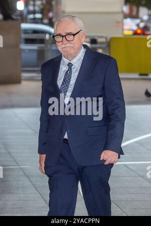 Londra, Inghilterra, Regno Unito. 13 ottobre 2024. L'attore BRIAN COX è visto fuori dalla BBC mentre appare domenica con Laura Kuenssberg. (Credit Image: © Tayfun Salci/ZUMA Press Wire) SOLO PER USO EDITORIALE! Non per USO commerciale! Foto Stock