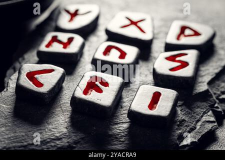 Primo piano della vecchia divinazione con pietre rune basate sull'antico alfabeto di futhark come sfondo mistico Foto Stock