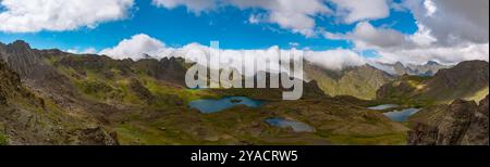 Vista panoramica di Ispir Yedigoller, situato nella provincia turca di Erzurum. Laghi ghiacciati sulla cima delle montagne. Foto Stock