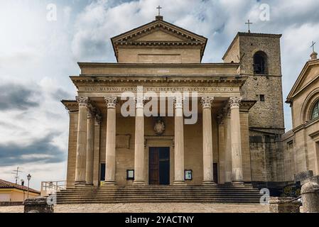 L'iconica facciata della Basilica di San Marino, edificio cattolico che è la chiesa principale della città di San Marino Foto Stock