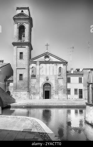 La suggestiva Chiesa del Carmine, situata nel centro di Comacchio, pittoresca cittadina con canali e ponti in provincia di Ferrara Foto Stock