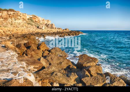 Vista panoramica sul mare vicino al Castello Aragonese, noto anche come le Castella, sul Mar Ionio nella città di Isola di Capo Rizzuto, Italia Foto Stock