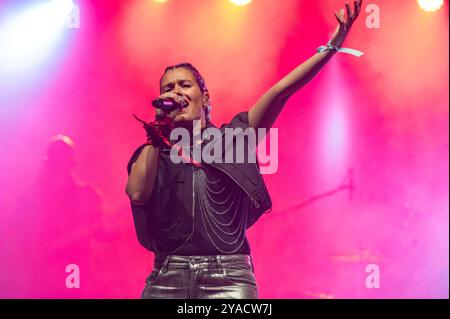 Fotografias del concierto de isabel aaiun y fresquito y mango el jueves 3 de octubre en zaragoza, en la fuente de la hispanidad. Foto Stock