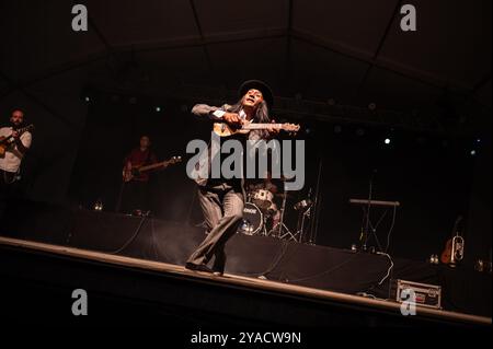 Fotografias del concierto de isabel aaiun y fresquito y mango el jueves 3 de octubre en zaragoza, en la fuente de la hispanidad. Foto Stock