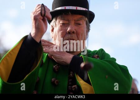 Il re Conker David Jakins prende parte ai Campionati mondiali annuali di Conker allo Shuckburgh Arms di Southwick, Peterborough. Data foto: Domenica 13 ottobre 2024. Foto Stock