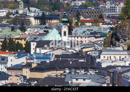 La Rektoratskirche St. Sebastian con la sua torre dell'orologio nel centro di Salisburgo, Austria Foto Stock