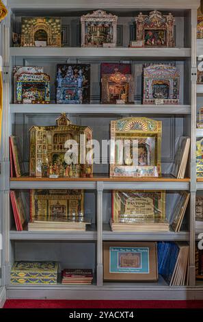 Teatri di giocattoli in cartone al Benjamin Pollocks Toy Shop al Covent Garden Market, Londra, Regno Unito. Foto Stock