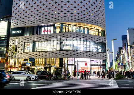 Di fronte allo showroom Nissan, nell'edificio bianco di Ginza Place sulla Ginza. Di fronte al traffico che aspetta all'incrocio. Notte. Foto Stock