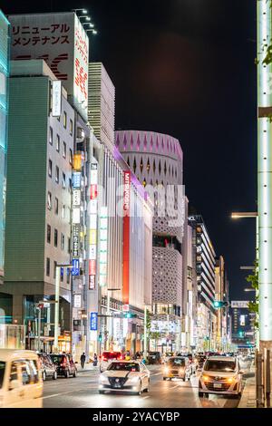 Vista in prospettiva compressa lungo la Gina di notte con l'edificio Mitsukoshi, Ginza Place e il complesso Ginza Six. La strada è trafficata. Foto Stock