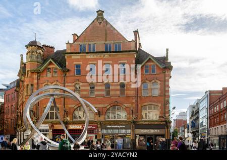 Belfast County Antrim 7 ottobre 2024 - installazione Spirit of Belfast nel mercato del mais con negozi e turisti seduti sotto di esso Foto Stock