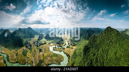 Vista panoramica della valle di Phong Nam con risaie e fiume che scorre attraverso il villaggio tradizionale nella campagna di Cao Bang, Vietnam Foto Stock