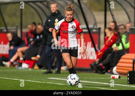 Rotterdam, Paesi Bassi. 13 ottobre 2024. ROTTERDAM, PAESI BASSI - 13 OTTOBRE: Esmee de Graaf del Feyenoord in azione durante l'Azerion Vrouwen Eredivisie match tra Feyenoord e FC Utrecht allo Sportcomplex Varkenoord il 13 ottobre 2024 a Rotterdam, Paesi Bassi. (Foto di Hans van der Valk/Orange Pictures) credito: Orange Pics BV/Alamy Live News Foto Stock