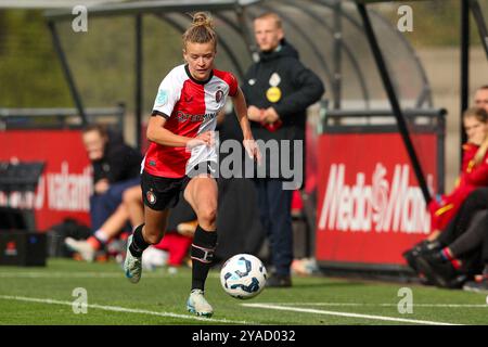 Rotterdam, Paesi Bassi. 13 ottobre 2024. ROTTERDAM, PAESI BASSI - 13 OTTOBRE: Esmee de Graaf del Feyenoord corre con la palla durante l'Azerion Vrouwen Eredivisie match tra il Feyenoord e l'FC Utrecht allo Sportcomplex Varkenoord il 13 ottobre 2024 a Rotterdam, Paesi Bassi. (Foto di Hans van der Valk/Orange Pictures) credito: Orange Pics BV/Alamy Live News Foto Stock