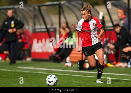 Rotterdam, Paesi Bassi. 13 ottobre 2024. ROTTERDAM, PAESI BASSI - 13 OTTOBRE: Esmee de Graaf del Feyenoord in azione durante l'Azerion Vrouwen Eredivisie match tra Feyenoord e FC Utrecht allo Sportcomplex Varkenoord il 13 ottobre 2024 a Rotterdam, Paesi Bassi. (Foto di Hans van der Valk/Orange Pictures) credito: Orange Pics BV/Alamy Live News Foto Stock