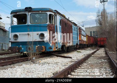 Locomotiva d'epoca. Locomotiva Train Locomotice vintage e demolita su Shunting Yrd, in attesa di essere ulteriormente demolita per i ricambi. Sofia, Bulgaria. Sofia Rangeerterrein Slatina Bofia Bulgarije Copyright: XGuidoxKoppesxPhotox Foto Stock