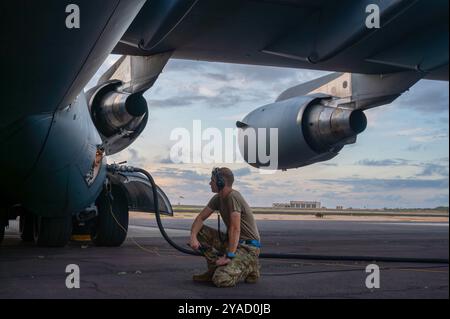 Sean Donnelly, capo dell'equipaggio C-17 Globemaster, assiste nel rifornimento dell'aereo durante i controlli pre-volo Foto Stock