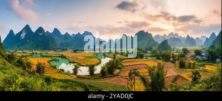 Vista panoramica della valle di Phong Nam con risaie e fiume che scorre attraverso il villaggio tradizionale nella campagna di Cao Bang, Vietnam Foto Stock