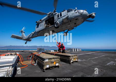 PACIFIC OCEAN (10 ottobre 2024) U.S. Navy Aviation Ordnanceman Airman Thomas Clark, da Los Angeles, a sinistra, e Aviation Ordnanceman 3rd Class Dawson ma Foto Stock