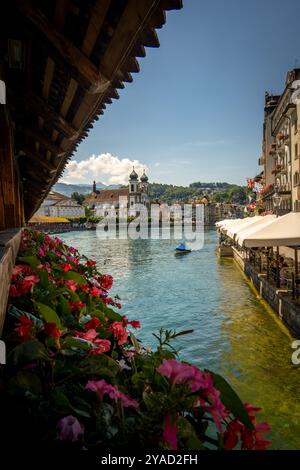 Ponte della Cappella o kapellbrucke a Lucerna, Svizzera. Con fiori decorativi e vista sulla città di Lucerna. Lucerna, Svizzera Foto Stock
