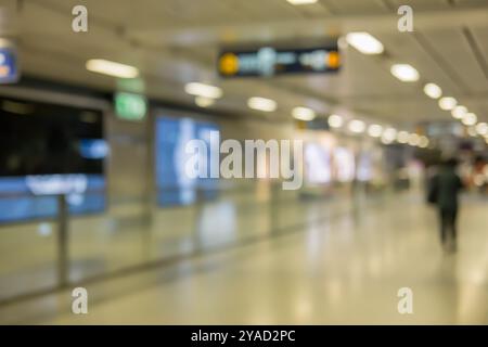 Immagine sfocata di persone in coda, in attesa in coda alla stazione mrt, a Bangkok, Thailandia Foto Stock