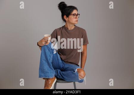 Modello che indossa una t-shirt dai colori comodi per mockup e flatlay gildan Foto Stock