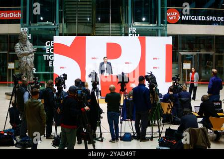 Lars Klingbeil, SPD-Parteivorsitzender, spricht im Vorfeld der Klausur des SPD Parteivorstandes im Atrium Willy-Brandt-Haus. Berlino, 13.10.2024. Berlin Deutschland *** Lars Klingbeil, presidente del partito SPD, parla prima della riunione del comitato esecutivo del partito SPD presso l'Atrium Willy Brandt Haus Berlin, 13 10 2024 Berlino Germania Copyright: XThomasxTrutschelx Foto Stock