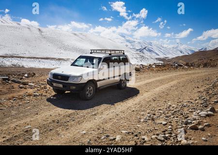 Veicolo fuoristrada presso l'autostrada Pamir nel corridoio di Wakhan. Il corridoio di Wakhan si trova al confine tra Tagikistan e Afghanistan. Foto Stock