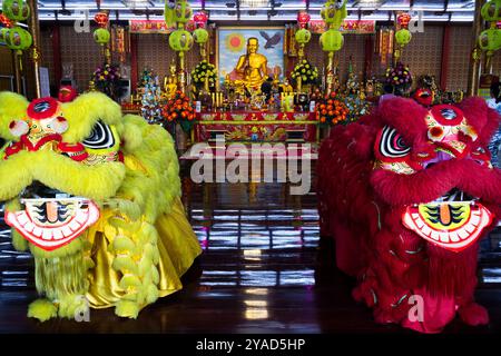 L'antico Santuario di Chao Por Samret e l'antico tempio cinese dell'almshouse per i thailandesi viaggiano visitano l'angelo del rispetto pregando benedizione sacra della divinità a Ban Phae Foto Stock