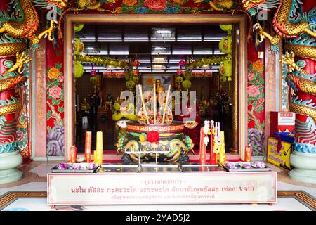 L'antico Santuario di Chao Por Samret e l'antico tempio cinese dell'almshouse per i thailandesi viaggiano visitano l'angelo del rispetto pregando benedizione sacra della divinità a Ban Phae Foto Stock