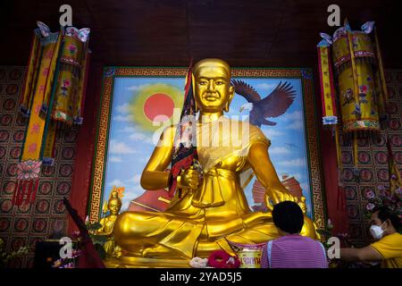 L'antico Santuario di Chao Por Samret e l'antico tempio cinese dell'almshouse per i thailandesi viaggiano visitano l'angelo del rispetto pregando benedizione sacra della divinità a Ban Phae Foto Stock