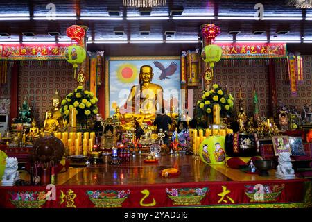 L'antico Santuario di Chao Por Samret e l'antico tempio cinese dell'almshouse per i thailandesi viaggiano visitano l'angelo del rispetto pregando benedizione sacra della divinità a Ban Phae Foto Stock