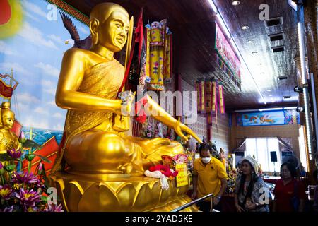 L'antico Santuario di Chao Por Samret e l'antico tempio cinese dell'almshouse per i thailandesi viaggiano visitano l'angelo del rispetto pregando benedizione sacra della divinità a Ban Phae Foto Stock