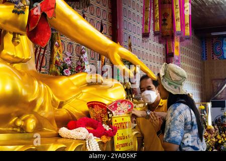 L'antico Santuario di Chao Por Samret e l'antico tempio cinese dell'almshouse per i thailandesi viaggiano visitano l'angelo del rispetto pregando benedizione sacra della divinità a Ban Phae Foto Stock