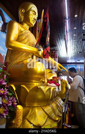 L'antico Santuario di Chao Por Samret e l'antico tempio cinese dell'almshouse per i thailandesi viaggiano visitano l'angelo del rispetto pregando benedizione sacra della divinità a Ban Phae Foto Stock