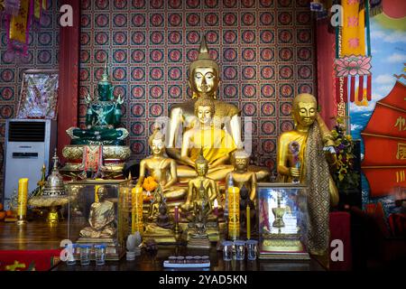 Antica statua di buddha nell'antico Samret di Chao Por e nel Santuario cinese di Guan Yu per i thailandesi i viaggiatori viaggiano per visitare la benedizione di preghiera di rispetto a Ban Pha Foto Stock