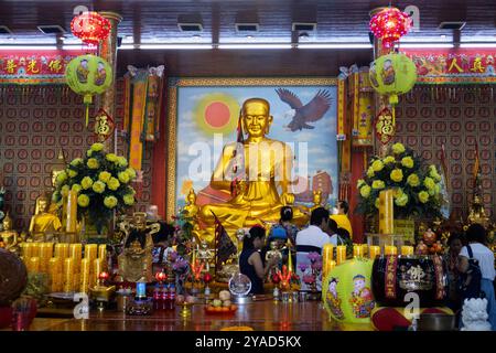 L'antico Santuario di Chao Por Samret e l'antico tempio cinese dell'almshouse per i thailandesi viaggiano visitano l'angelo del rispetto pregando benedizione sacra della divinità a Ban Phae Foto Stock