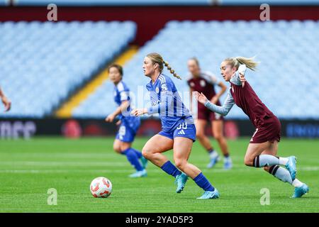 Birmingham, Regno Unito. 13 ottobre 2024. #30, Ruby Mace di Leicester City con il pallone durante la partita di Super League femminile tra Aston Villa Women e Leicester City Women a Villa Park, Birmingham, Inghilterra, il 13 ottobre 2024. Foto di Stuart Leggett. Solo per uso editoriale, licenza richiesta per uso commerciale. Non utilizzare in scommesse, giochi o pubblicazioni di singoli club/campionato/giocatori. Crediti: UK Sports Pics Ltd/Alamy Live News Foto Stock