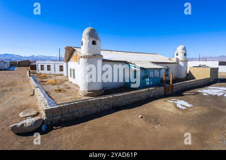 Moschea principale nel villaggio di Karakul. Karakul si trova sulla sponda orientale del lago Karakul nella regione di Murghab, in Tagikistan, vicino al confine con la Cina Foto Stock