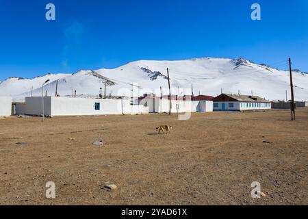 Il villaggio di Karakul si trova sulla riva orientale del lago Karakul nella regione di Murghab in Tagikistan, vicino al confine con la Cina e il Kirghizistan. Foto Stock