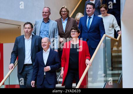 13 ottobre 2024, Berlino: Socialdemocratici Lars Klingbeil (prima fila, l-r), presidente del partito, Cancelliere federale Olaf Scholz, Saskia Esken, presidente del partito, Matthias Miersch (seconda fila, l-r), nuovo Segretario generale, Anke Rehlinger, Ministro Presidente della Saarland, Hubertus Heil (SPD), Ministro federale del lavoro e degli affari sociali, Katja Mast (terza fila), Segretario parlamentare e Klara Geywitz, Ministro federale dell'edilizia abitativa e dello sviluppo urbano, si recano alla Willy Brandt House per la riunione chiusa del Comitato esecutivo federale del SPD in preparazione delle elezioni del Bundestag. Foto: Annette R Foto Stock