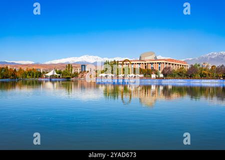 Lago artificiale al Parco Flagpole e Museo Nazionale del Tagikistan. È un museo a Dushanbe, la capitale del Tagikistan. Foto Stock