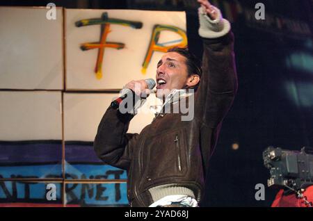 Milano Italia 09/11/2004: Kekko alias Francesco Silvestre, cantante di Modà, gruppo pop rock italiano, durante il concerto dal vivo di radio Italia "oltre ogni muro" Foto Stock